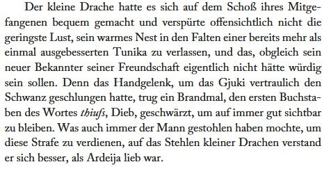 Ausschnitt aus dem Roman "Tricontium" von Maike Claußnitzer: "Der kleine Drache hatte es sich auf dem Schoß ihres Mitgefangenen bequem gemacht und verspürte off ensichtlich nicht die geringste Lust, sein warmes Nest in den Falten einer bereits mehr als einmal ausgebesserten Tunika zu verlassen, und das, obgleich sein neuer Bekannter seiner Freundschaft eigentlich nicht hätte würdig sein sollen. Denn das Handgelenk, um das Gjuki vertraulich den Schwanz geschlungen hatte, trug ein Brandmal, den ersten Buchstaben des Wortes 'thiufs', Dieb, geschwärzt, um auf immer gut sichtbar zu bleiben. Was auch immer der Mann gestohlen haben mochte, um diese Strafe zu verdienen, auf das Stehlen kleiner Drachen verstand er sich besser, als Ardeija lieb war."