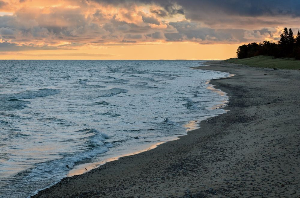 Climate change is causing algal blooms in Lake Superior for the first time in history