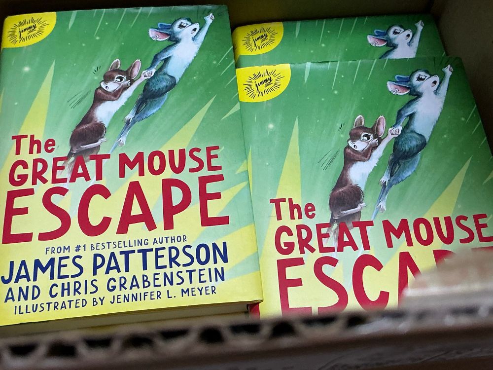 Cover of The great mouse escape by James Patterson and Chris Grabenstein ✨ blue and brown mouse on yellow and green cover