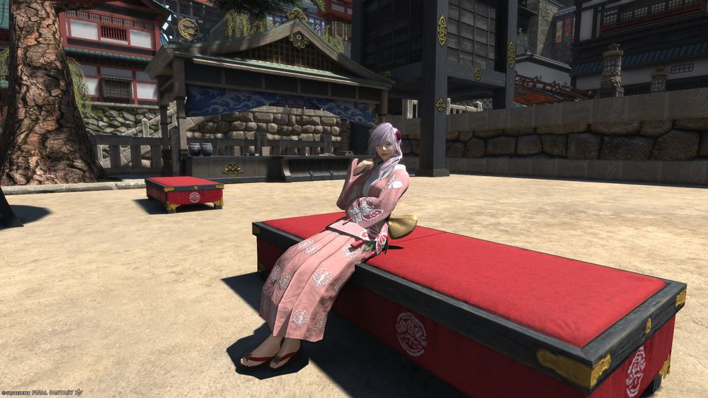 Final Fantasy XIV. Character with the appearance of Lightning with a pink Yukata and the Mount Rokkon skirt.
She is on Kugane, sitting on a bench