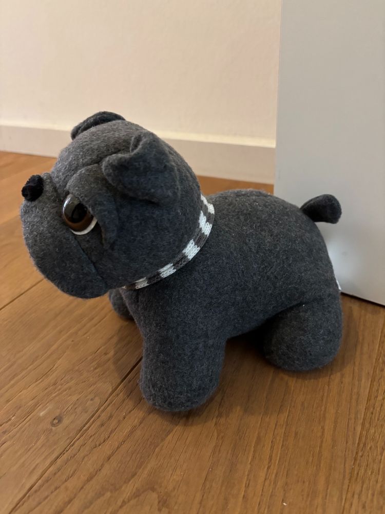 Bruno, ein kleiner, aber schwerer Filzhund (Bulldoge oder sowas), der als Türstopper seinen Dienst im Hause Monk tut.