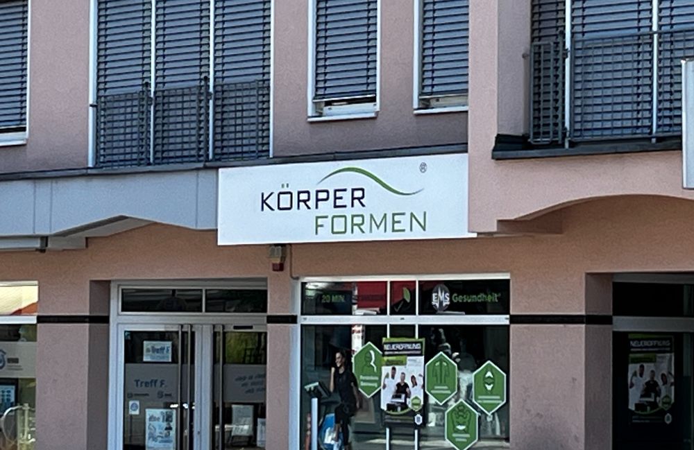 Schild eines Ladens mit Aufschrift "KÖRPER FORMEN"
Es handelt sich eigentlich um ein Trainingsinstitut mit Elektrostimulation.