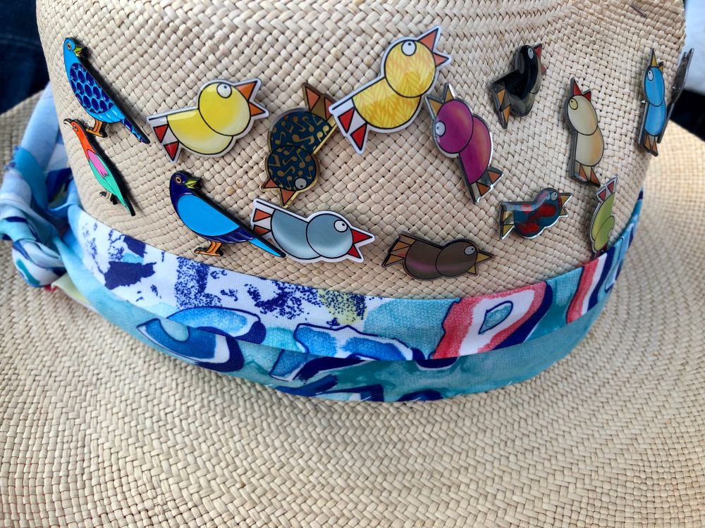 Hut mit verschiedenen Vogel-PINs