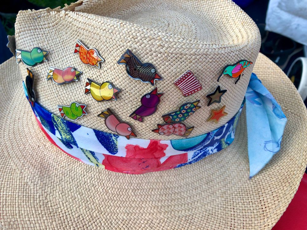 Hut mit verschiedenen Vogel-PINs