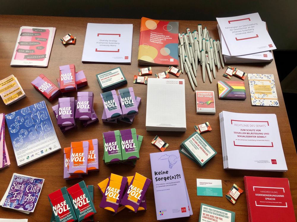 Taschentücher-Boxen, Stifte, Blöcke uvm