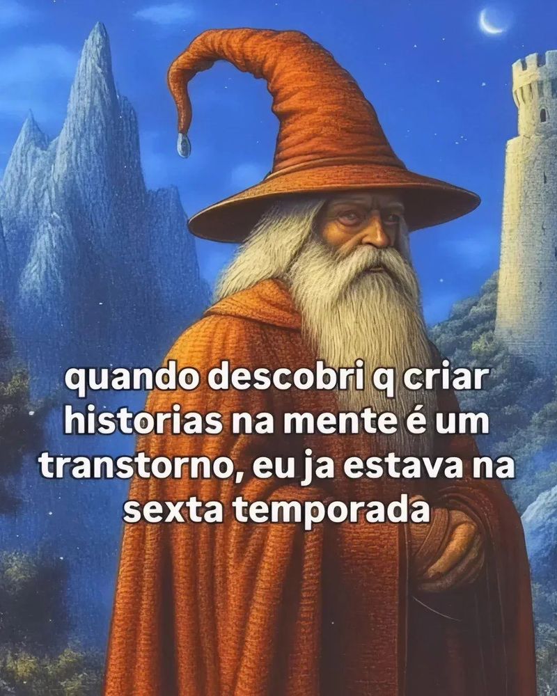 A imagem mostra a ilustração de um mago idoso, com longos cabelos e barba brancos, usando um chapéu pontudo e manto longos de cor laranja. Ele está em um cenário de fantasia, com um céu noturno estrelado, uma lua crescente e uma torre medieval ao fundo, além de uma montanha cinzenta.

---

**Texto na imagem:**
*"quando descobri q criar historias na mente é um transtorno, eu ja estava na sexta temporada"*

---

**Tom e interpretação:**
O meme faz humor com o hábito de criar histórias imaginárias detalhadas na mente, comparando-o a uma série de TV com várias temporadas, sugerindo que a pessoa já estava profundamente envolvida em sua narrativa mental quando soube que isso poderia ser considerado um transtorno. O uso da imagem do mago dá um toque fantasioso, como se essas “histórias” fossem épicas aventuras.
