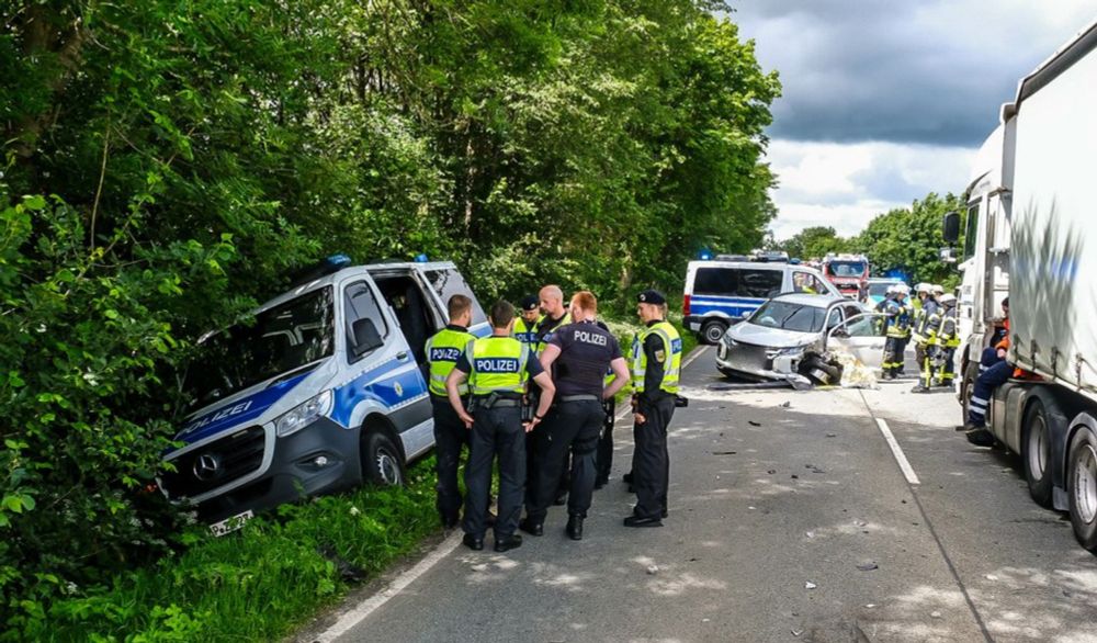 Unfall im Norden: Frau gerät in Gegenverkehr und löst Karambolage aus