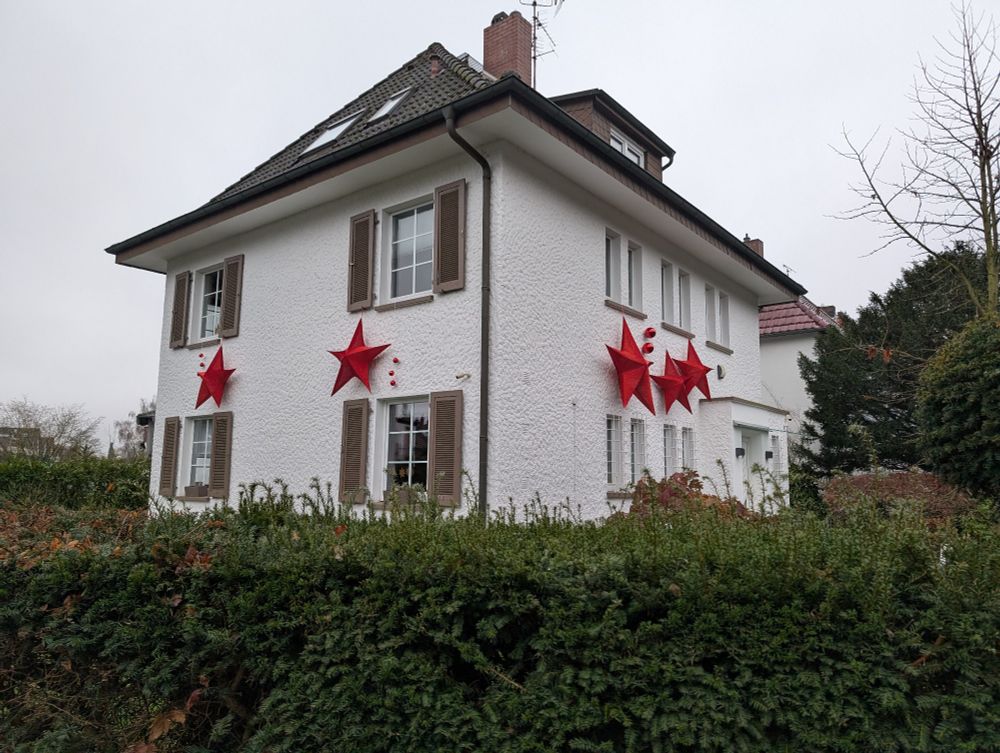 Haus mit großen roten Weihnachtssternen