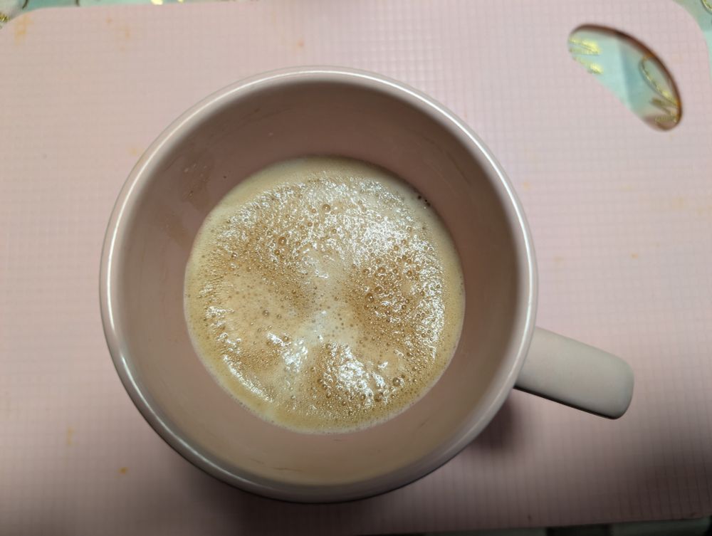 Kaffeetasse auf Küchenbrett von oben 