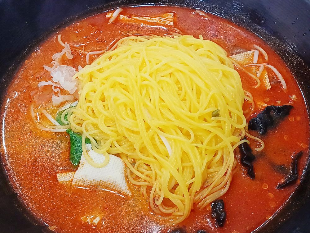 옥수수면과 버섯, 두부들을 넣은 마라탕