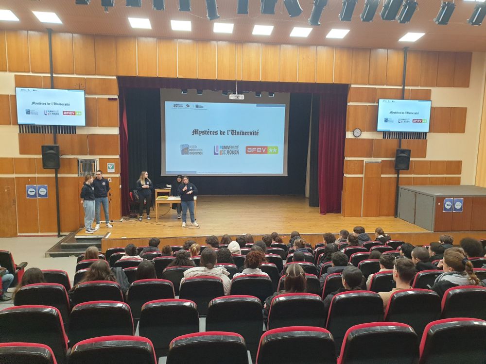 Les lycéen-nes assistent au lancement d'une course d'orientation appelée "Mystères de l'université".