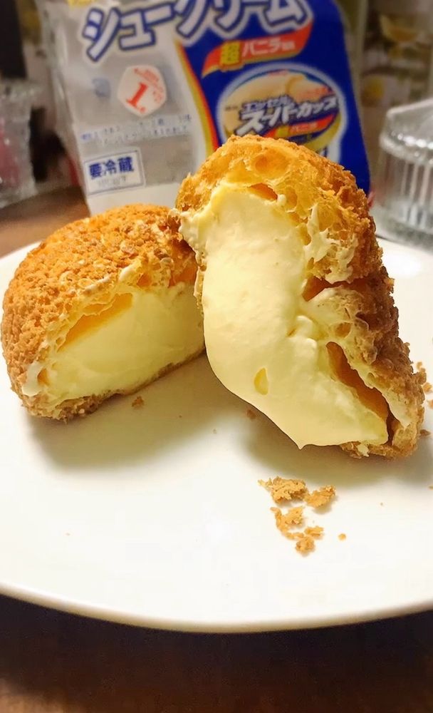 明治さんとヤマザキさんコラボのエッセルスーパーカップアイスの超バニラ風味のシュークリーム 半分にカットしてみました₍ᵔ·͈༝·͈ᵔ₎
@amatou.bsky.social #おうちカフェ