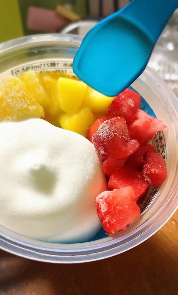 セブンイレブンさんのマンゴーといちごのブルーハワイ氷ドアップで❣️
@amatou.bsky.social #おうちカフェ