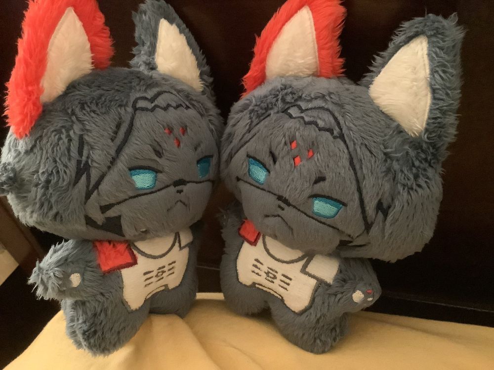 Two Kolibri plushes facing each other.