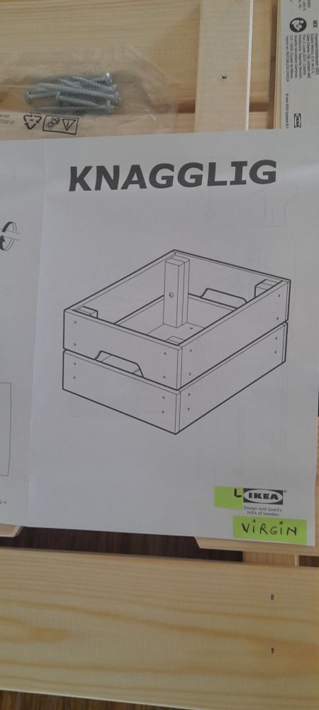 Les petits papiers transforment le logo IKEA en "like à Virgin"...
