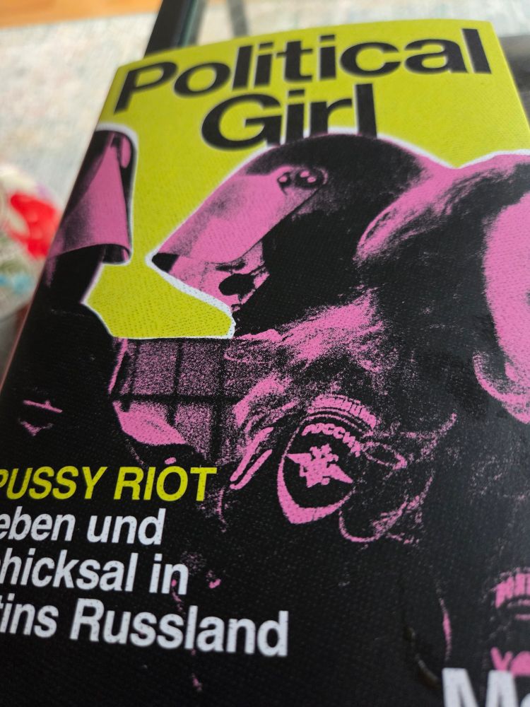 Buchdeckel von 'political girl - pussy riot leben und Schicksal in Putins russland' 