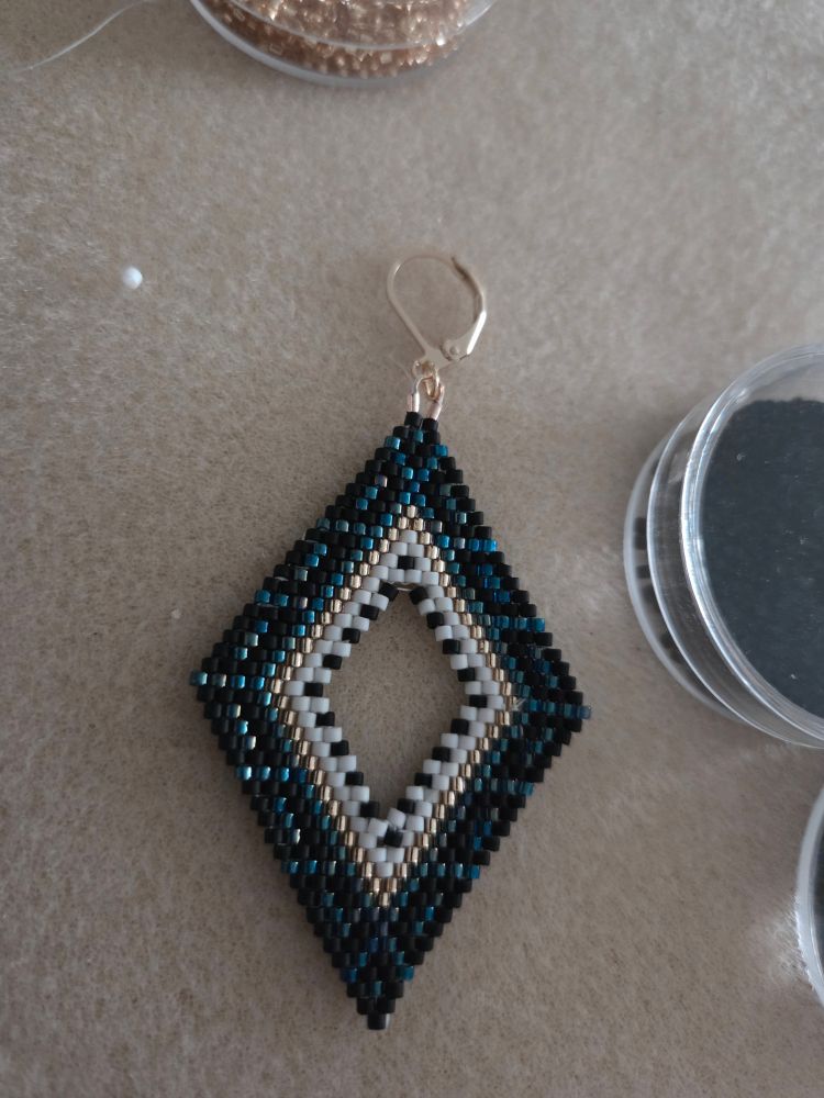 Ein geperlter, selbstgemachter Hängeohrring 