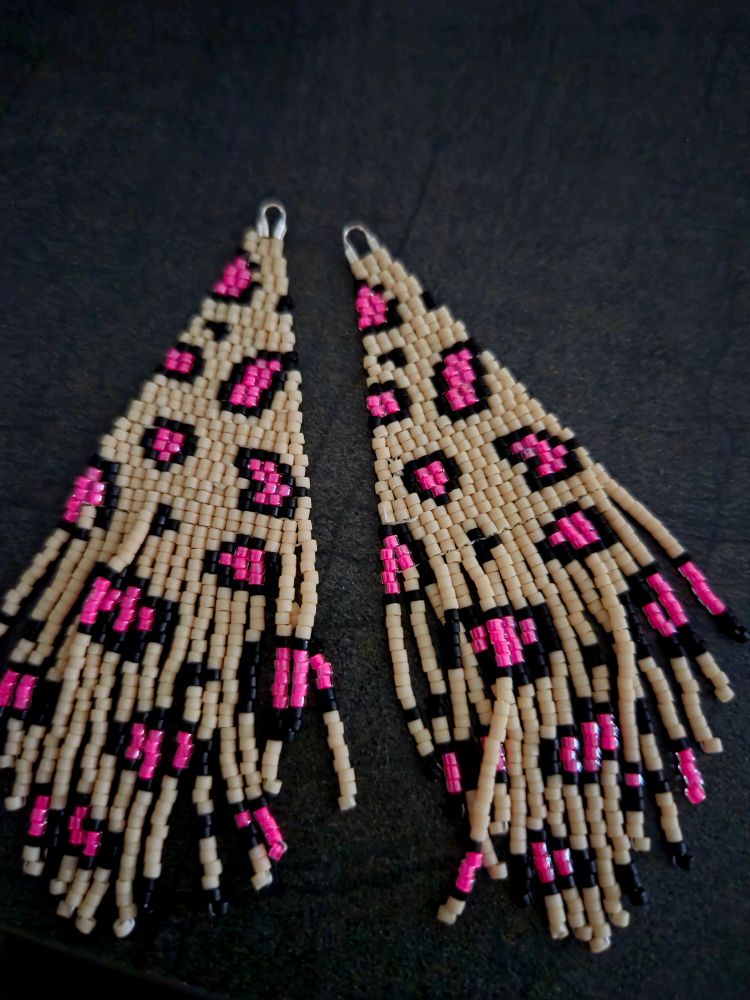 Perlenohrringe in pink-schwarzem Leopardenmuster.