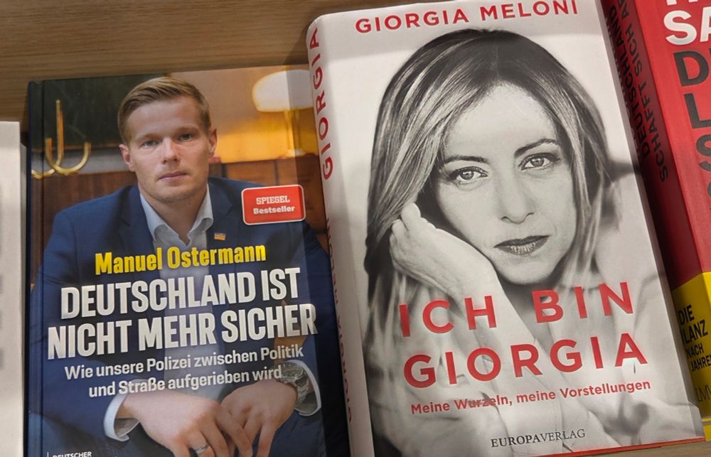 Auslage in der Buchhandlung,  manuel ostermann und giorgia Meloni blicken von ihren jeweiligen Büchern mit dem gleichen Seelenlosen Ausdruck den Betrachter an.