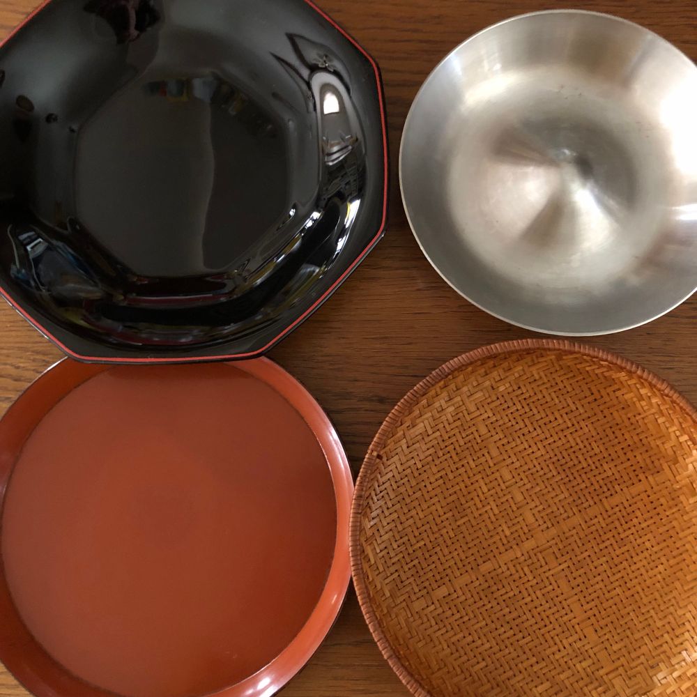 裏に『France』の字がある黒い皿
重めの金属皿
漆の皿
細かい籠皿