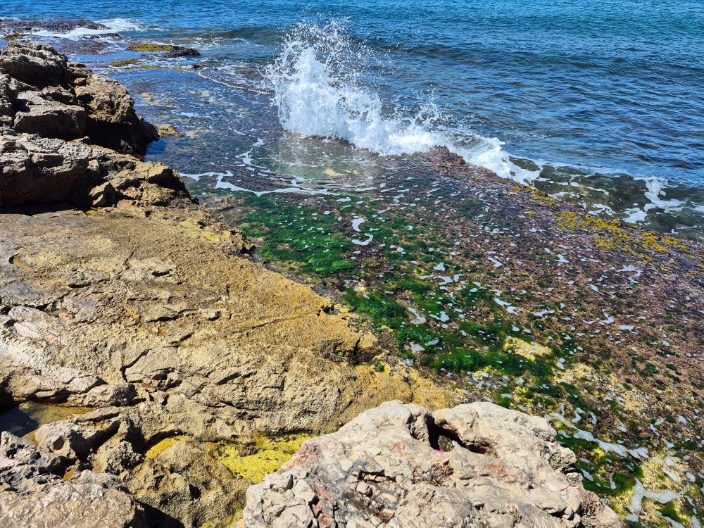 Playa rocosa de Málaga