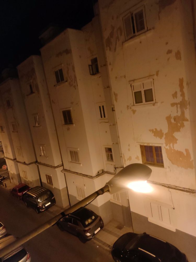 Häuserzeile mit Strassenlampe bei Nacht