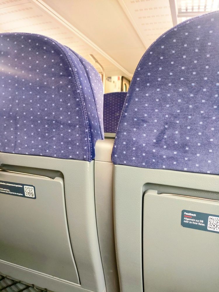 Zwei Sitze in einem Zug