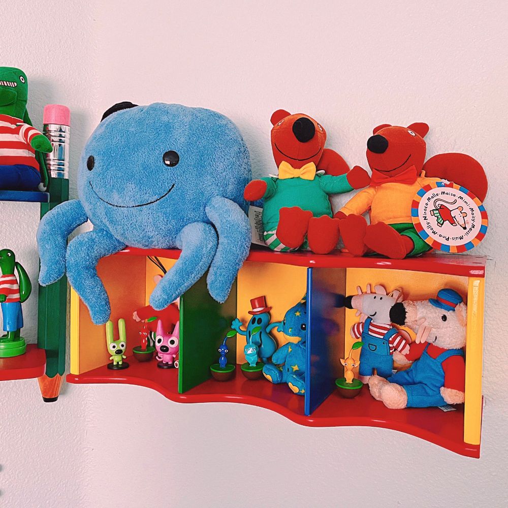 another picture of the shelves!