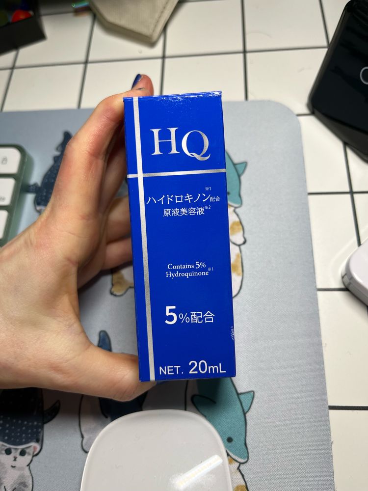 Photo of a hydroquinone-containing serum 
