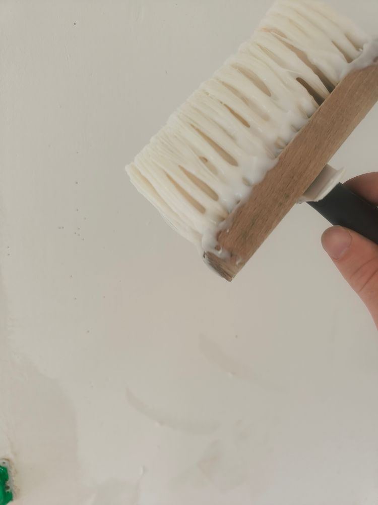 Brosse à encoller pleine de colle