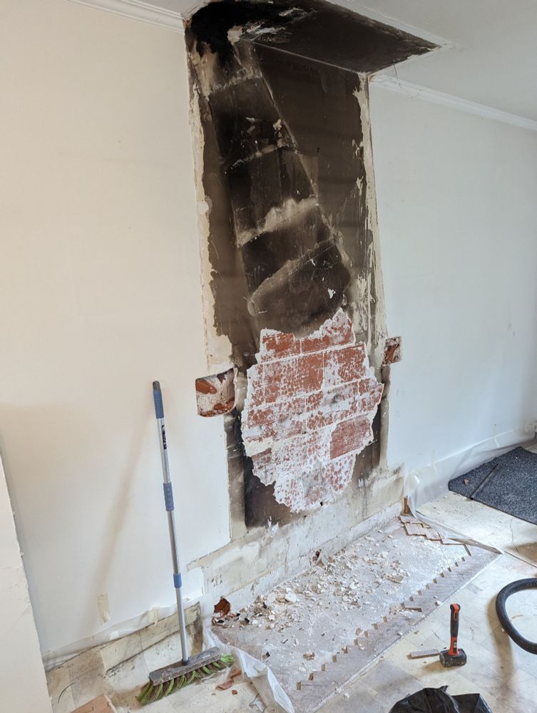 Emplacement noirci d'une cheminée qui a été démolie 