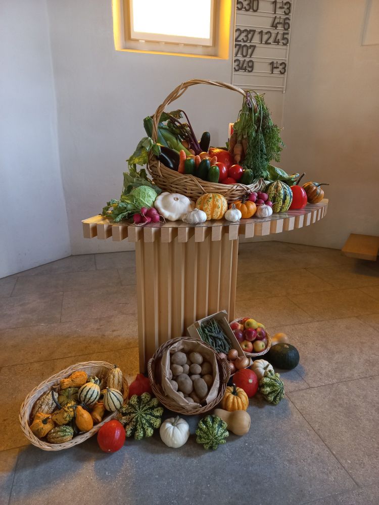 Mit Gemüse geschmückter Tisch in der Kirche