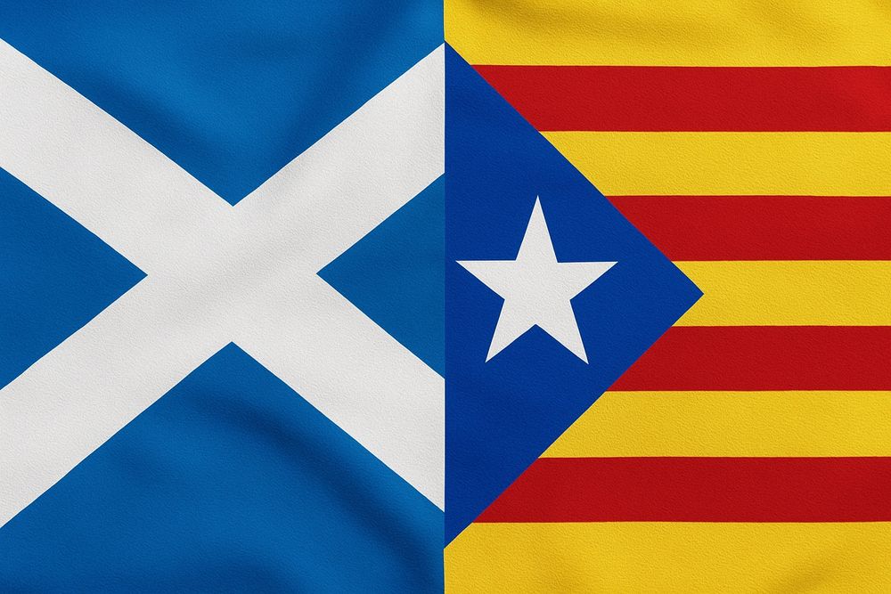 Zwei Flaggen nebeneinander: links die schottische Flagge (weißes Andreaskreuz auf blauem Hintergrund), rechts die katalanische Unabhängigkeitsflagge „Estelada“ mit roten und gelben Streifen sowie einem blauen Dreieck mit weißem Stern.