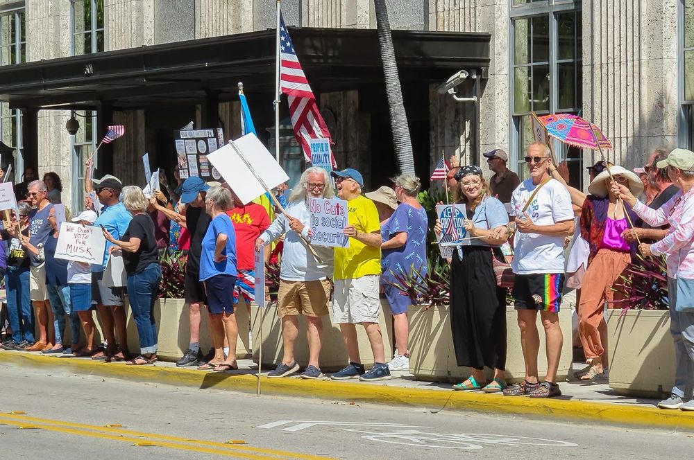 Protesters in front of a courthouse 