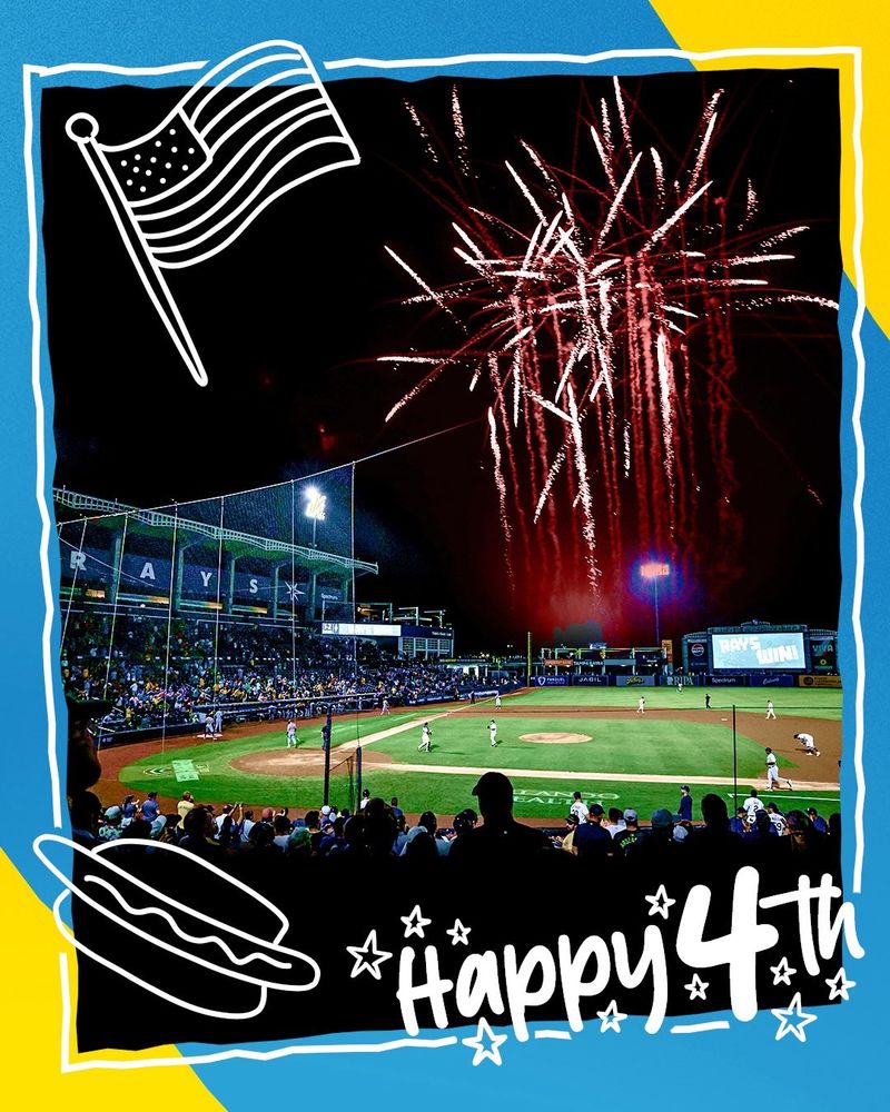 Imagen de fuegos artificiales sobre Steinbrenner Field con la leyenda Feliz 4th