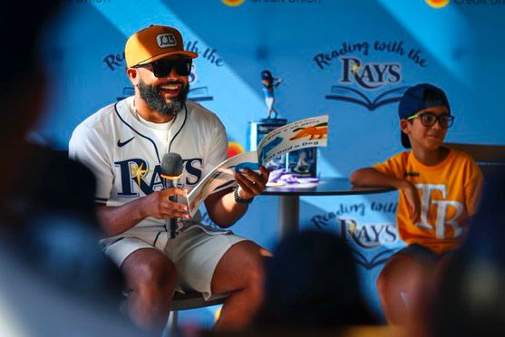 Texto alternativo para las 4 fotos: Junior Caminero y jóvenes fanáticos en un evento de lectura en español con los Rays.