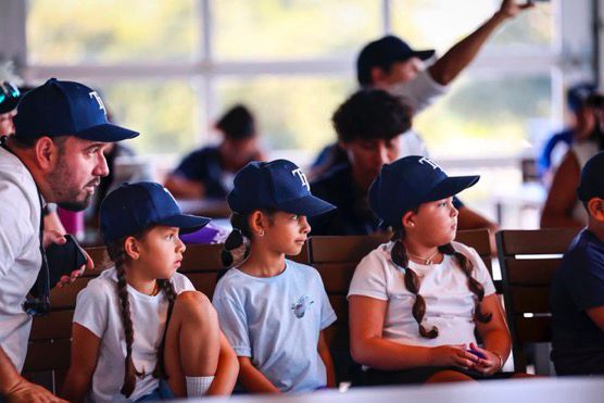 Texto alternativo para las 4 fotos: Junior Caminero y jóvenes fanáticos en un evento de lectura en español con los Rays.