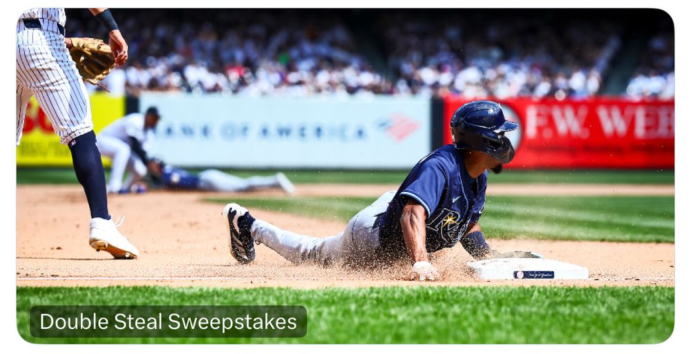 Imagen de un jugador de los Rays deslizándose seguro sobre una base robada.