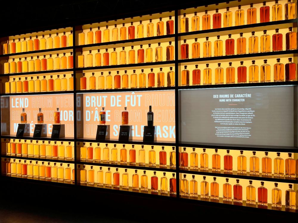 vitrine rempli de bouteille de rhum dans une distillerie