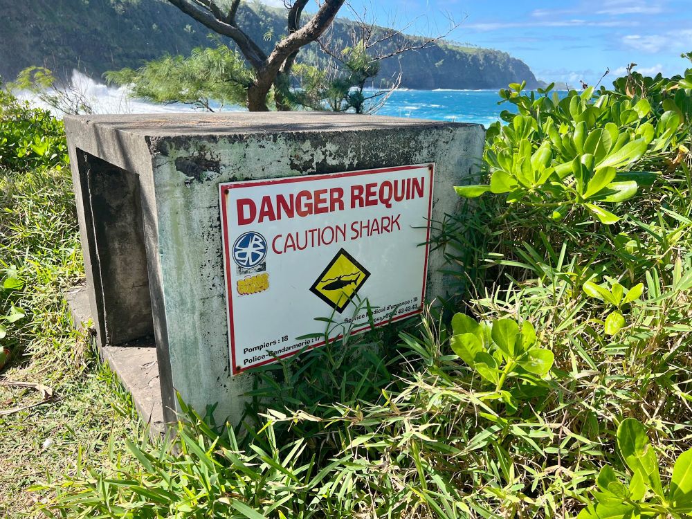panneau d'avertissement : danger requin sur une plage à la Réunion