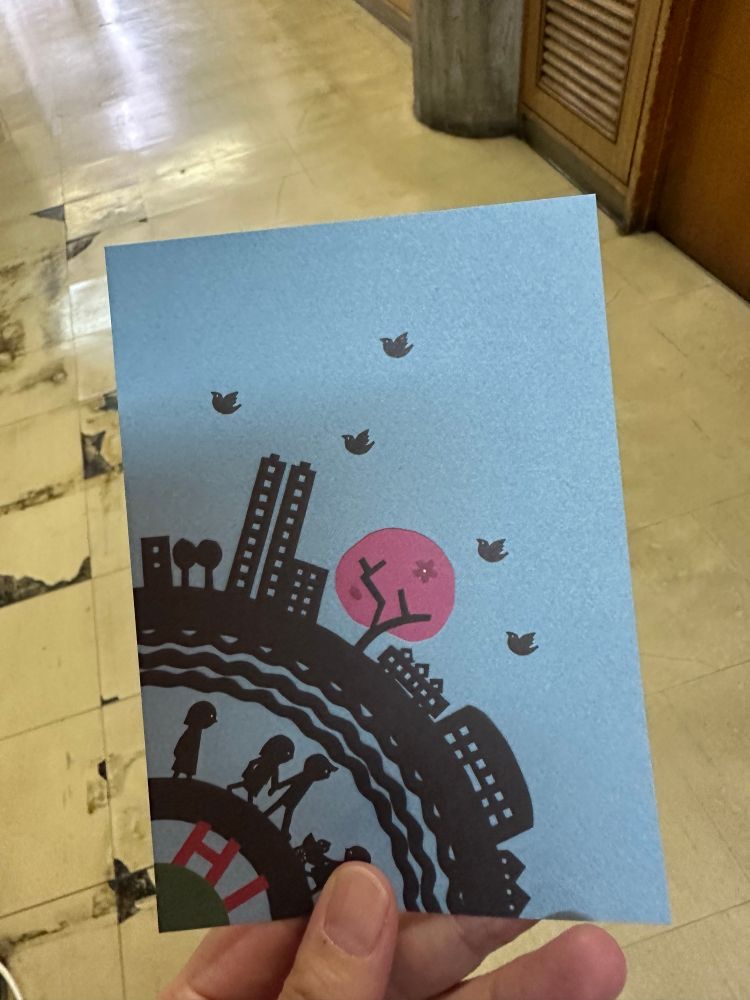 新投票済証
ポストカードとして使える。
空色の地にたけうちちひろさんの切り絵で枚方市の風景が扇方に配されている