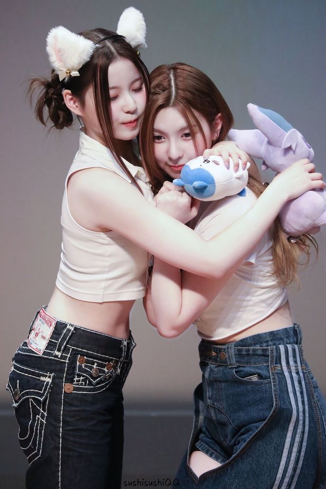 Photo 2 of kyujin and bae at a fan event, kyujin is hugging bae, bith are holding plushies