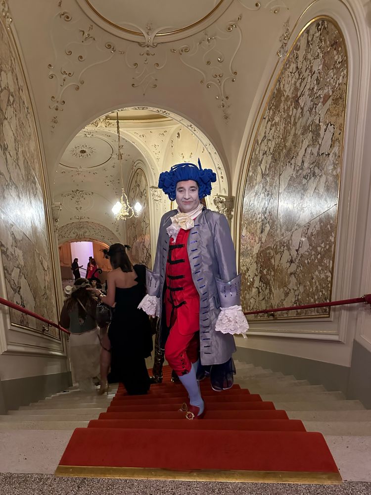 Im Treppenaufgang des Zürcher Opernhaus 