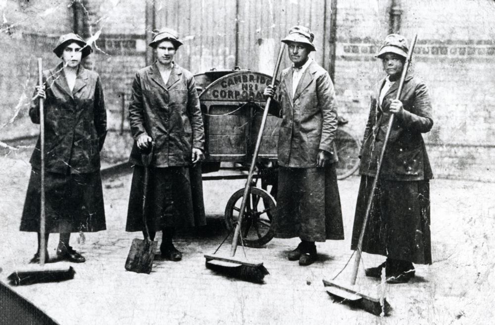 Cambridge Corporation dust cart number 1, with four women standing in front. Three are holding brooms and one a shovel.
