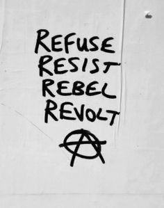 Klottrad text:
Refuse
Resist
Rebel
Revolt
Anarkist-A