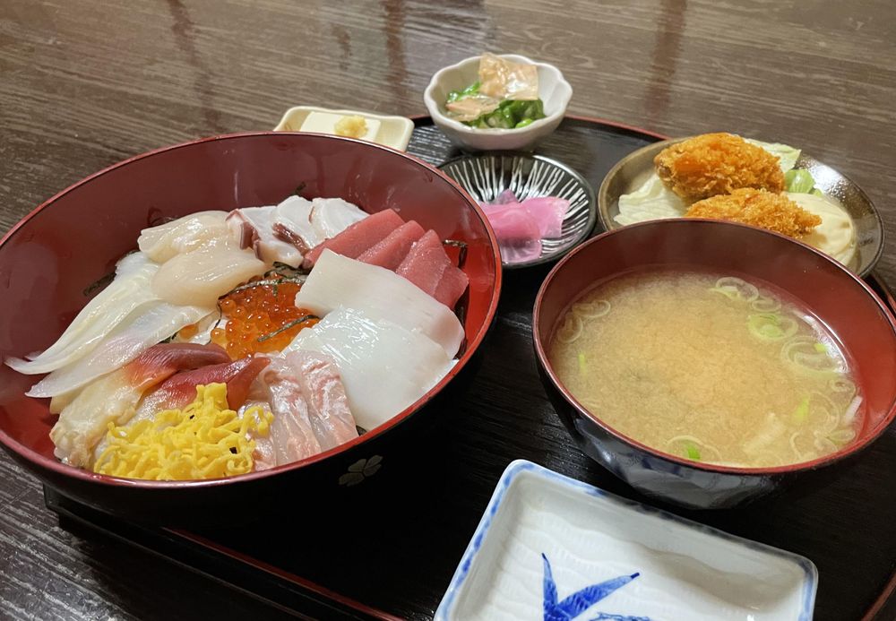 Kaisendon with fried oysters from Izumi izakaya in Muroran, Hokkaido