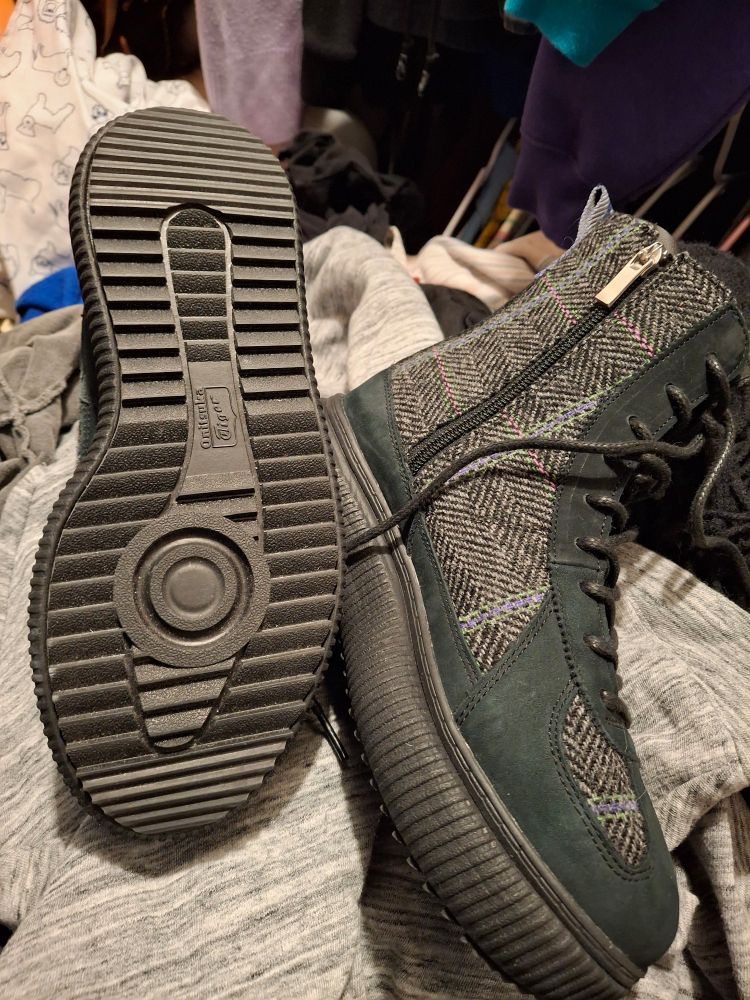 Bottom of sole declaring shoes to be of the brand "onitsuka tiger" as well as practically unworn and view of plain looking zipper that I also find a bit sus