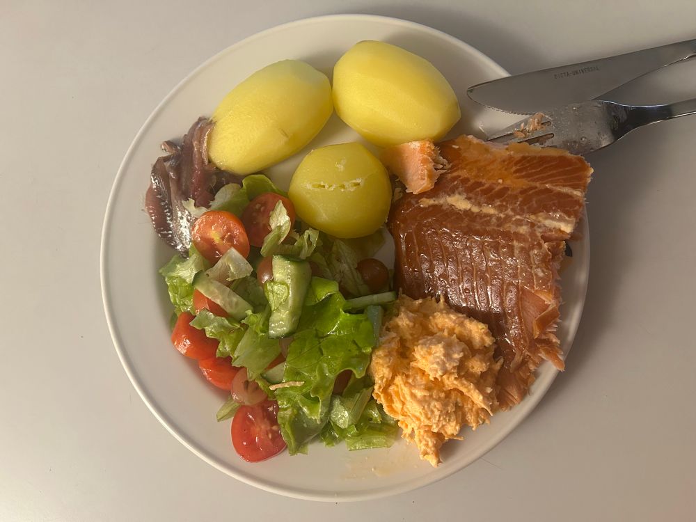 Perunaa, savulohta, maustettua kilohailia, porkkanasyntiä ja salaattia