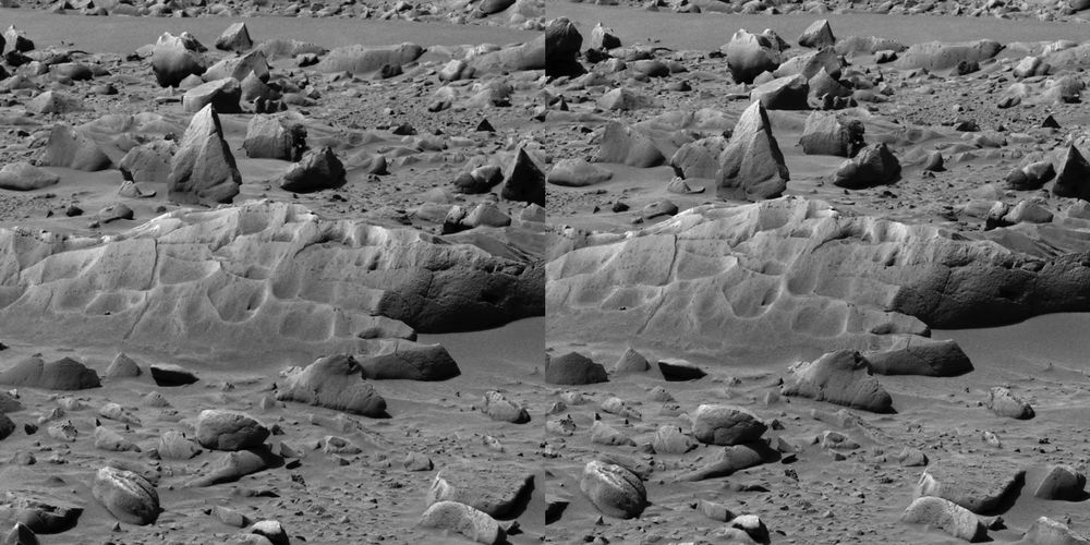 A dual left/right stereoscopic grey scale image capturing a Martian landscape. This dual image is intended to be used to obtain a Stereo3D rendition of the scene through parallel viewing, and not cross-eyed viewing.