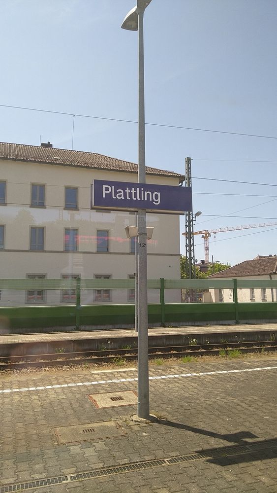Ein Bild mit dem Namensschild des Bahnhofs Plattling